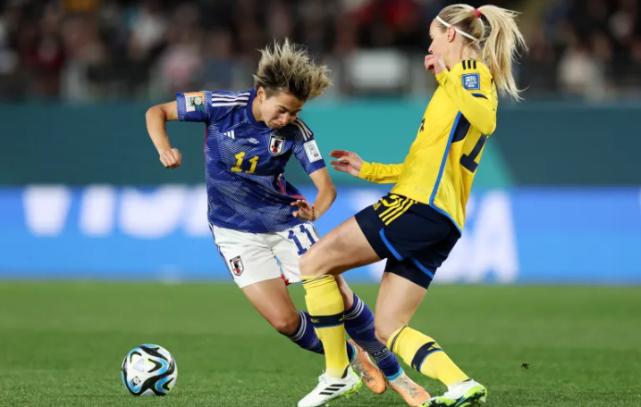 Pemain Jepang dan Swedia berjibaku merebut bola. Swedia lolos ke Semifinal Piala Dunia Wanita setelah mengalahkan Jepang 2-1. (Foto: Al Jazeera)