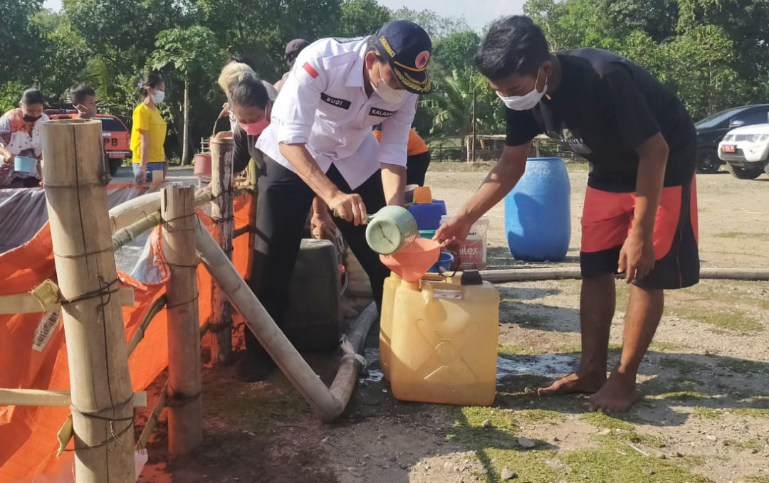 Warga Ngawi mendapat bantuan pasokan air bersih di tahun 2021. (Foto: BPBD Jatim)