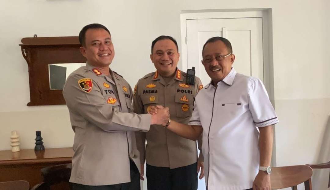 Kabag Ops Polrestabes Surabaya, Toni Kasmiri berjabat tangan dengan Wakil Walikota Surabaya, Armuji buntut perseteruan di Dukuh Pakis. (Foto: Istimewa)