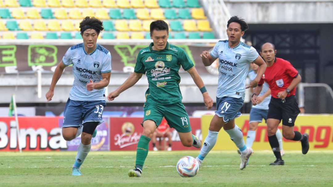 Pemain Persebaya, Sho Yamamoto (tengah) saat melawan Persita Tangerang di Stadion Gelora Bung Tomo, Surabaya, Sabtu 12 Agustus 2023. (Foto: Fariz Yarbo/Ngopibareng.id)