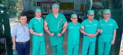 Tim dokter spesialis Rumah Sakit Saiful Anwar, Malang usai melakukan operasi pemisahan bayi kembar siam dempet (Foto: Lalu Theo/Ngopibareng.id)