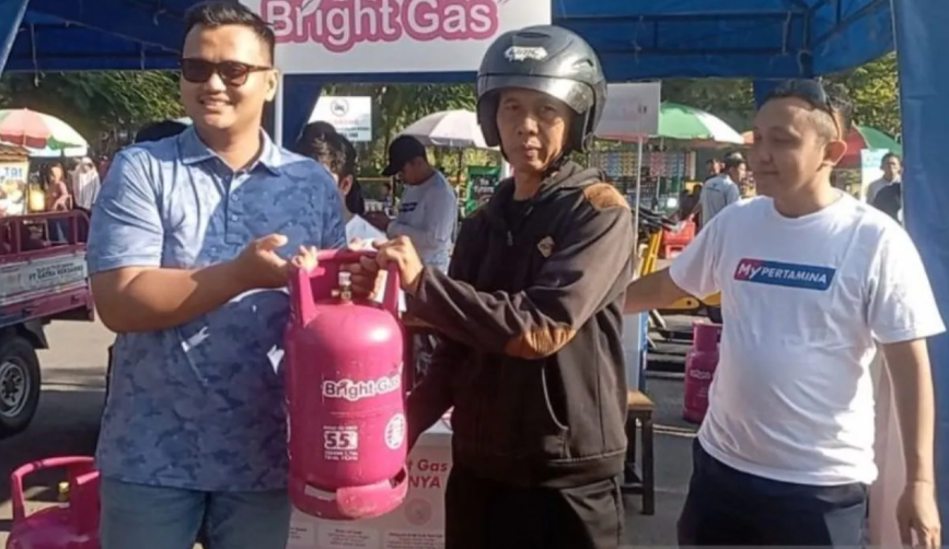 Warga di wilayah Kota Madiun bisa mulai menukarkan tabung LPG subsidi mereka dengan tabung bright gas non subsidi. (Foto: Ant)