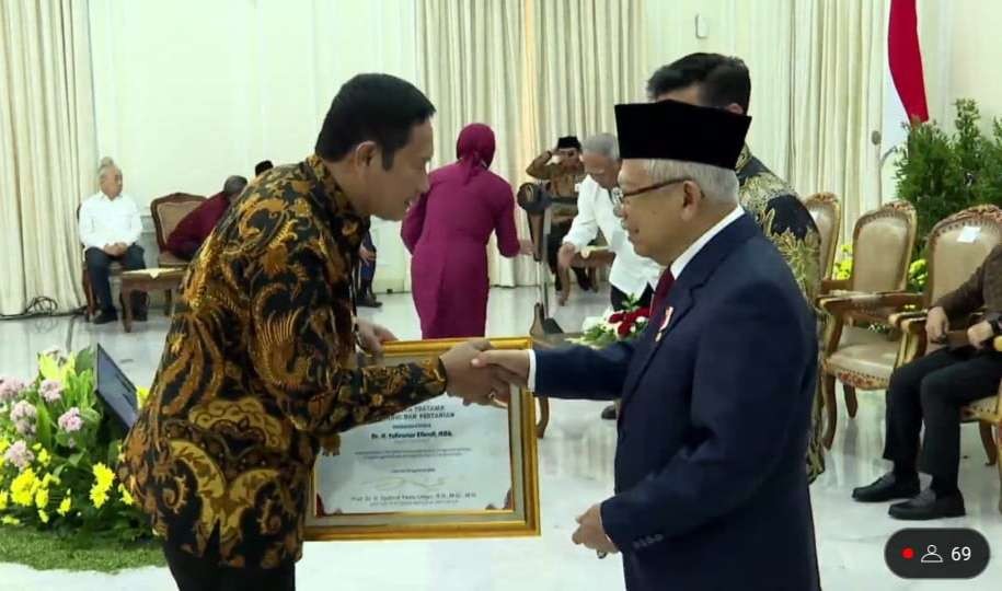 Bupati Lamongan Yuhronur Efendi menerima penghargaan Adhikarya Pembangunan Pertanian dari Wakil Presiden Ma'ruf Amin di Istana Wakil Presiden di Jakarta (foto: Istimewa)