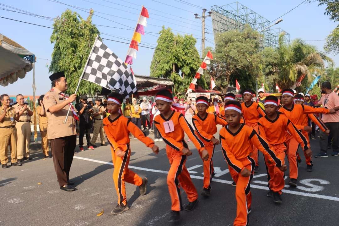 Bupati Blora Arief Rohman berangkatkan peserta gerak jalan pelajar (Foto: Humas Pemkab Blora)
