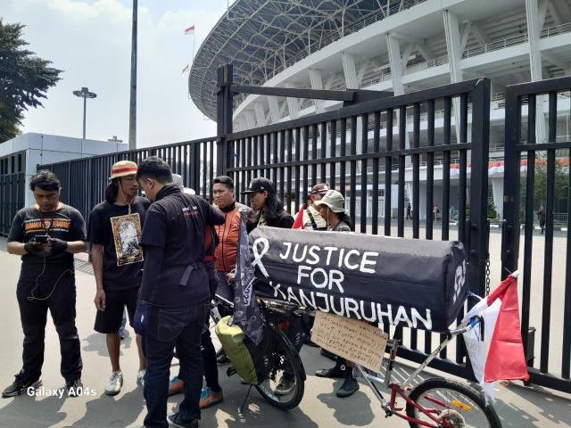 Ekspedisi Gowes Tragedi Kanjuruhan saat sampai di Stadion Gelora Bung Karno, Jakarta (Foto: Dok Supporter)