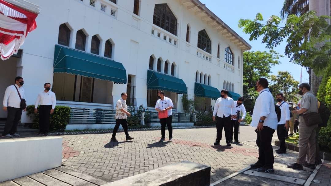 Penyidik Subdit II Tipikor Ditreskrimsus Polda Jatim melakukan proses penggeledahan di Gedung Wismilak, Surabaya, Senin 14 Agustus 2023 siang. (Foto: Fariz Yarbo/Ngopibareng.id)