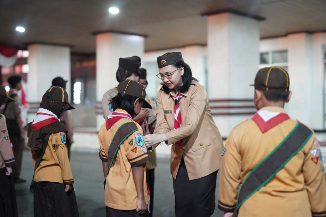 Ketua Kwartir Cabang Pramuka Kabupaten Kediri, Eriani Annisa Hanindhito menyematkan Pancawarsa kepada insan Pramuka. (Foto: Istimewa)
