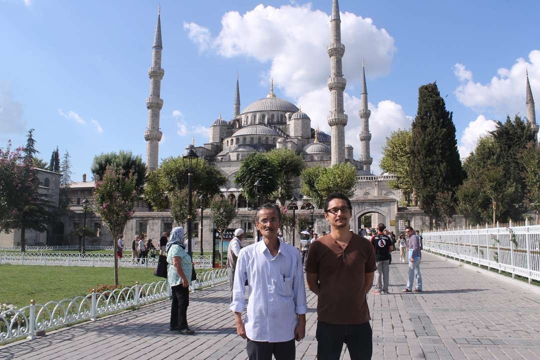 KH Husein Muhammad bersama sahabatnya saat depan Masjid Biru, di Istanbul, Turki. (Foto: aku fb ybs)