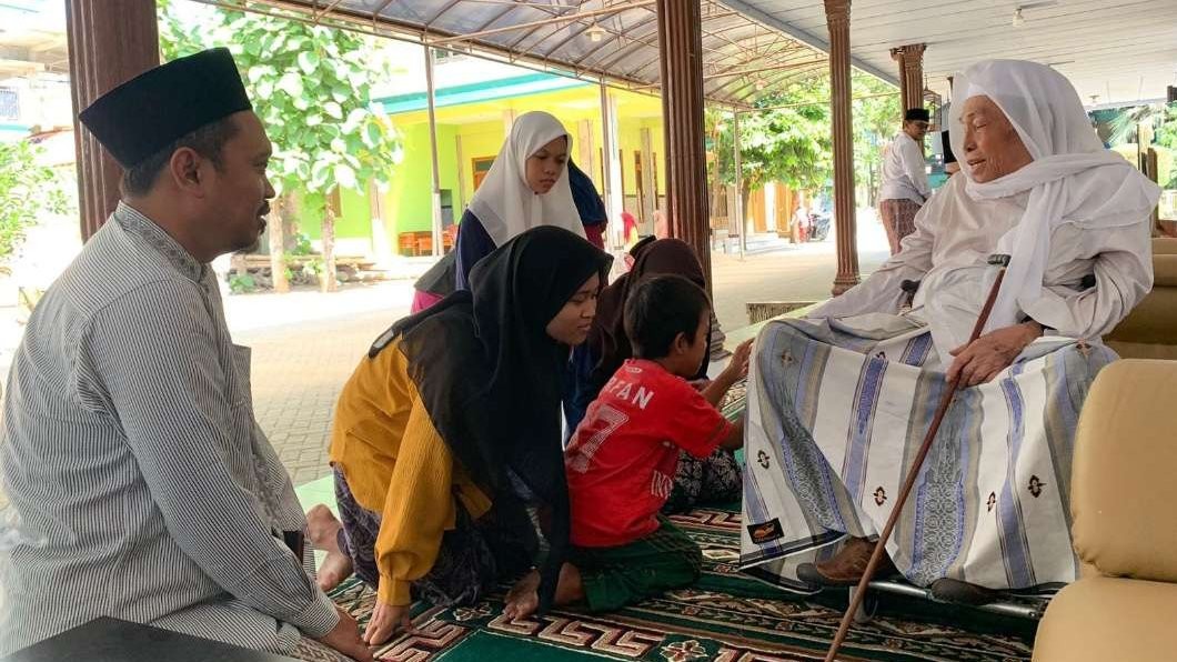 Ust Muhammad Ma'ruf Khozin dan keluarganya, saat membawa anak-anak saya sowan ke KH Nurul Huda Jazuli, Ploso, Kediri. (Foto: ust maruf khozin)