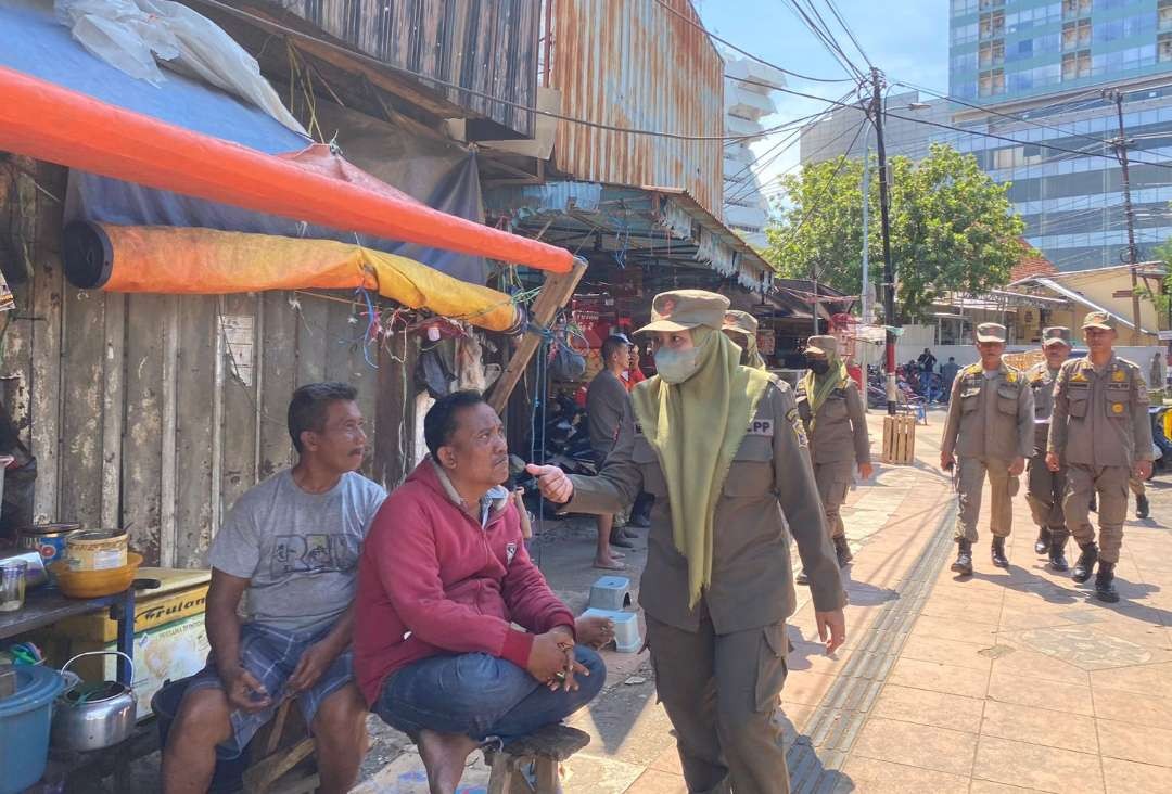 Penertiban pedagang Pasar Keputran oleh petugas Satpol PP Surabaya. (Foto: Ist)