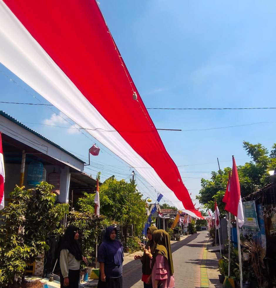 Bendera sepanjang 600 meter terbentang di perkampungan warga Sidoarjo (foto : Aini/Ngopibareng.id)