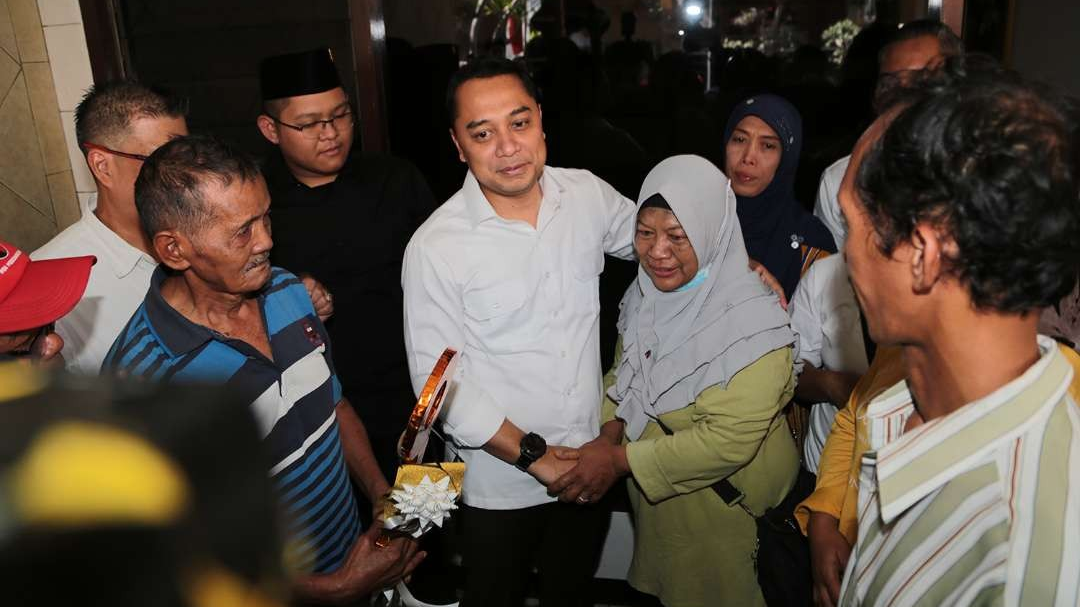 Walikota Surabaya, Eri Cahyadi saat menyerahkan kunci rusun kepada warga terdampak penggusuran. (Foto: Humas Pemkot Surabaya)