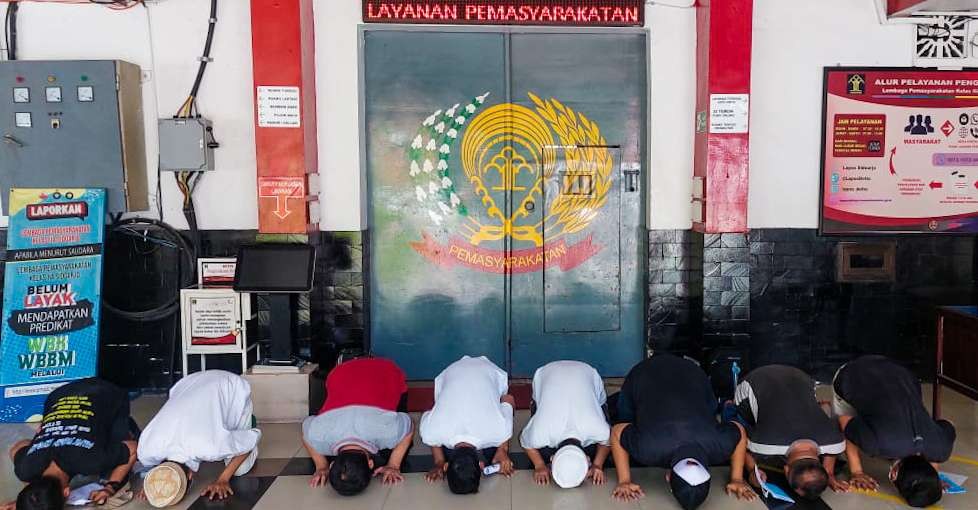 8 napi lapas Sidoarjo saat sujud syukur di depan pintu lapas (foto : Aini/Ngopibareng.id)