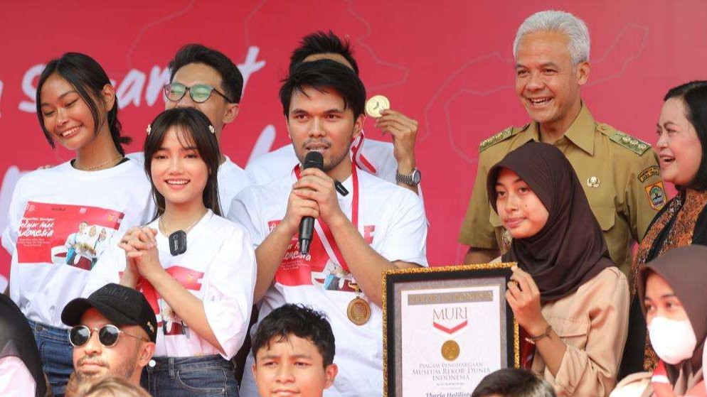Rekor MURI aksi kemanusiaan membagikan alat tulis untuk siswa oleh Gubernur Jawa Tengah, Ganjar Pranowo dan para influencer. (Foto: Humas Pemprov Jateng)