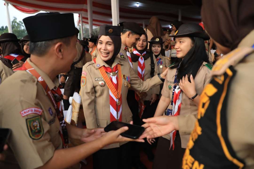 Ketua Kwarda, Siti Atikoh Ganjar Pranowo mengunjungi 1.304 pramuka kontingen Jateng di Raimuna Nasional (Rainas) XII 2023 Cibubur, Jakarta. (Foto: Humas Pemprov Jateng)