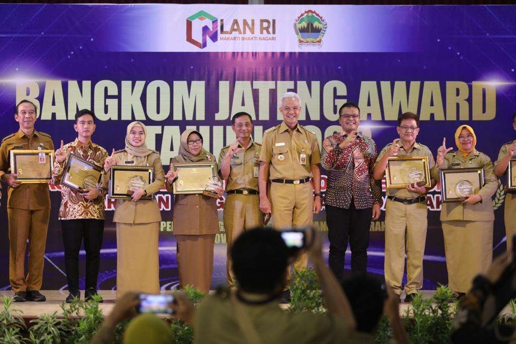 Gubernur Jawa Tengah, Ganjar Pranowo menyerahkan penghargaan Bangkom Jateng Award 2023. (Foto: Humas Pemprov Jateng)