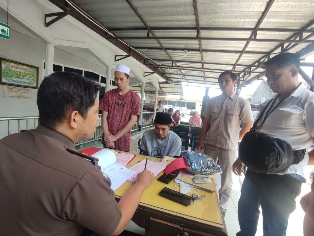 Pelaku dan berkas kasus pembunuhan wanita open BO dilimpahkan ke Kejaksaan Negeri Mojokerto.(Foto: Deni Lukmantara/Ngopibareng)