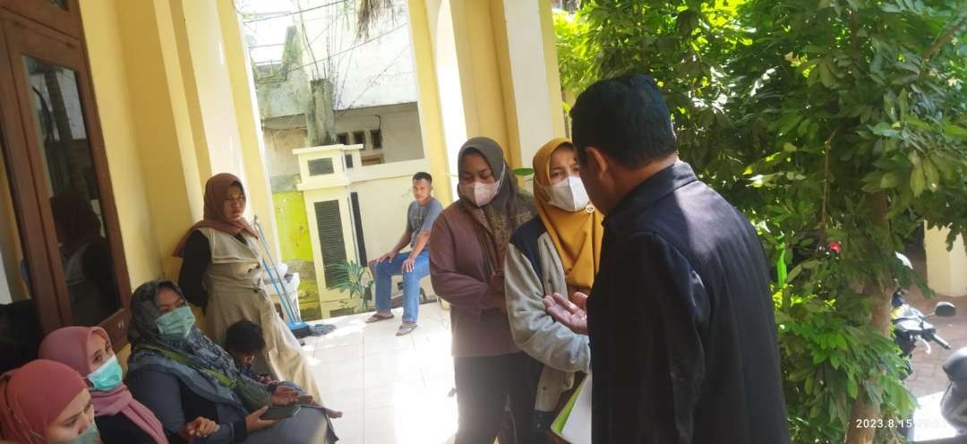 Sejumlah peserta seleksi perangkat Desa Bogorejo saat mendatangi Kantor Kecamatan Merakurak untuk menyampaikan keberatan. (Foto: Khoirul Huda/Ngopibareng.id)