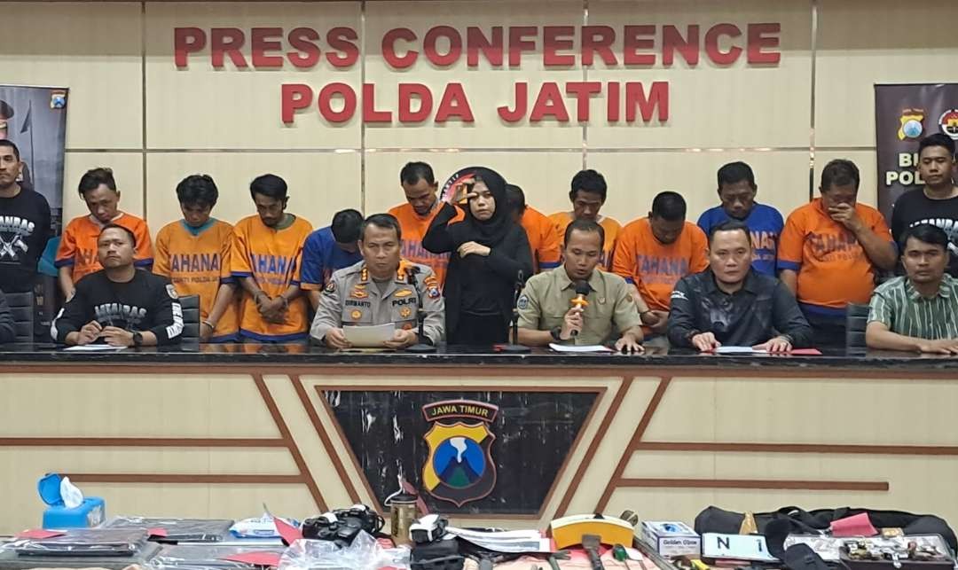 Wadirkrimsus Polda Jatim, AKBP Piter Yanottama (tengah) menjelaskan hasil penangkapan 10 bandit di Mapolda Jatim, Surabaya, Selasa 15 Agustus 2023. (Foto: Fariz Yarbo/Ngopibareng.id)