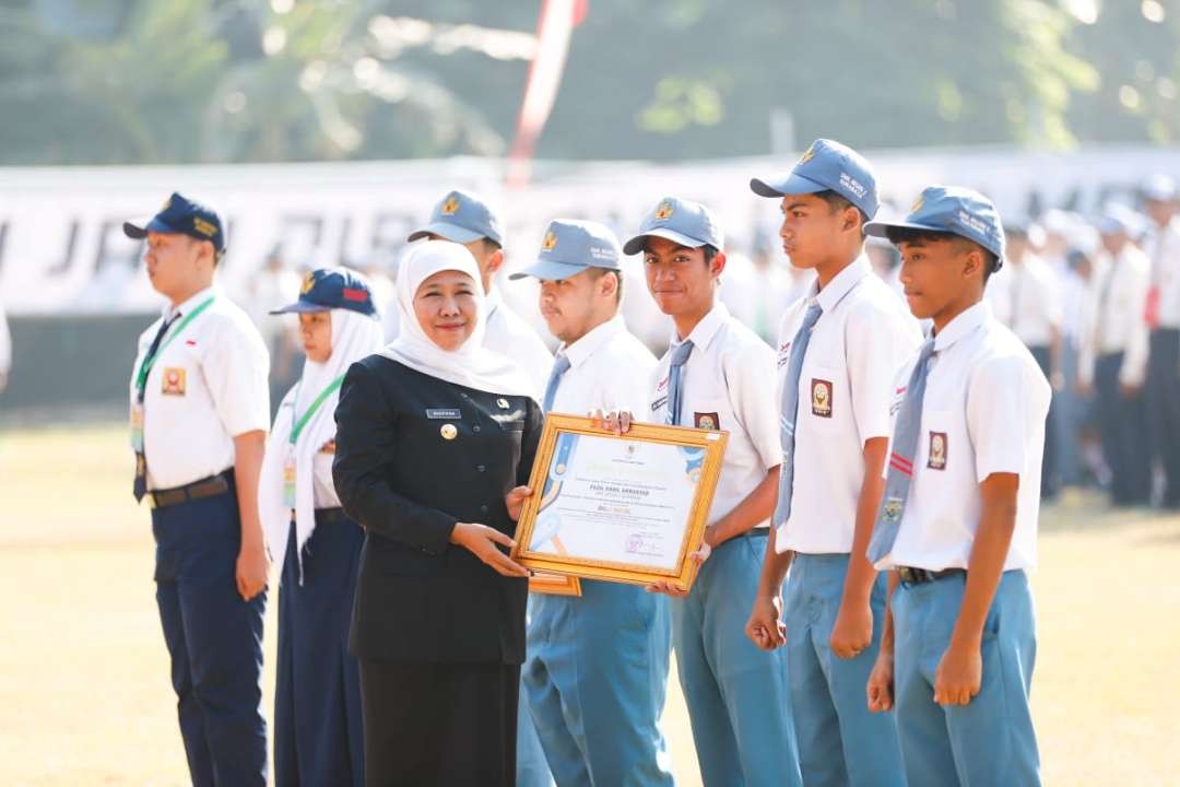 Gubernur Jawa Timur, Khofifah Indar Parawansa memberikan penghargaan pada siswa berprestasi di Jawa Timur. (Foto: Istimewa)