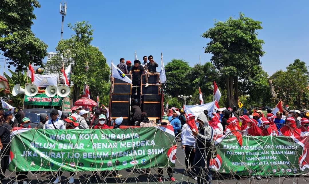 Aksi ratusan warga pemilik Surat Ijo di Surabaya, menolak HGB di atas HPL dan menuntut SHM sebagai harga mati. (Foto: Pita Sari/Ngopibareng.id)