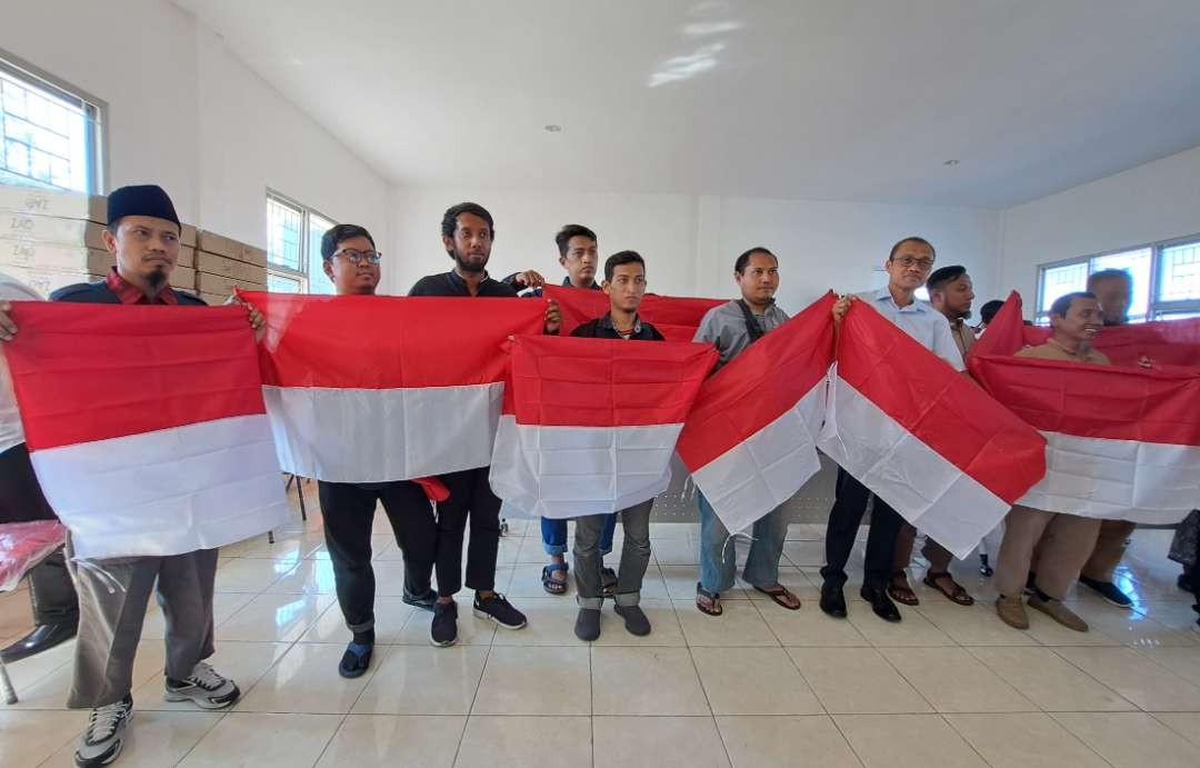 Pemkot Surabaya menyerahkan secara simbolis bendera merah putih kepada eks napiter. (Foto: Pita Sari/Ngopibareng.id)
