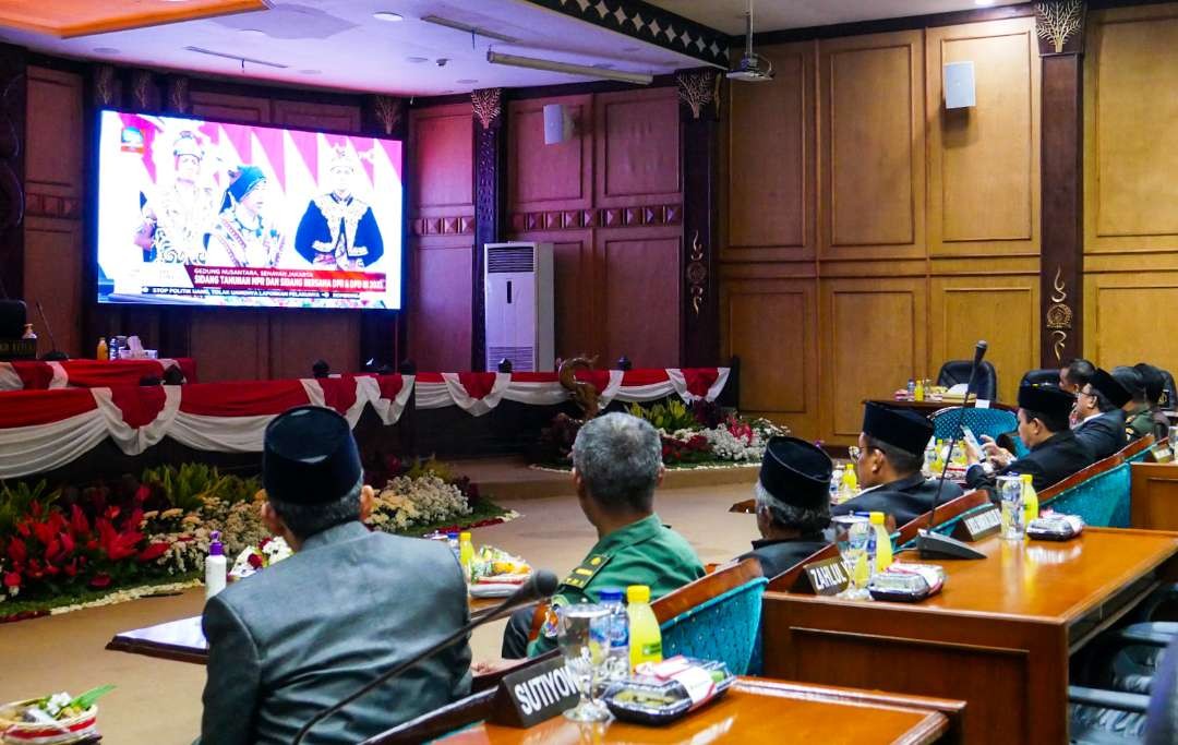 Bupati Sidoarjo, Ahmad Muhdlor Ali bersama Forkopimda mendengarkan pidato kebangsaan Presiden Jokowi, Rabu 16 Agustus 2023. (Foto: Aini Arifin/Ngopibareng.id)