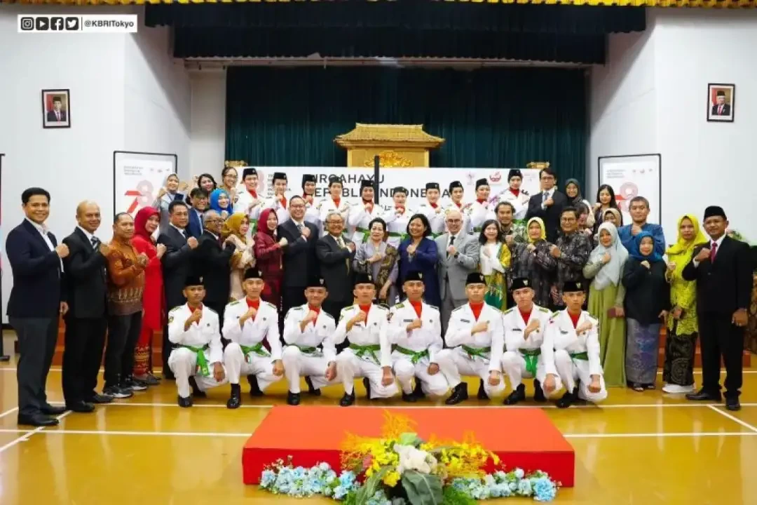Dubes RI untuk Jepang Heri Akhmadi mengukuhkan 18 anggota Pasukan Pengibar Bendera (Paskibra) Merah Putih di Balai Indonesia, Meguro di Tokyo, Jepang. (Foto: Dok KBRI Tokyo)