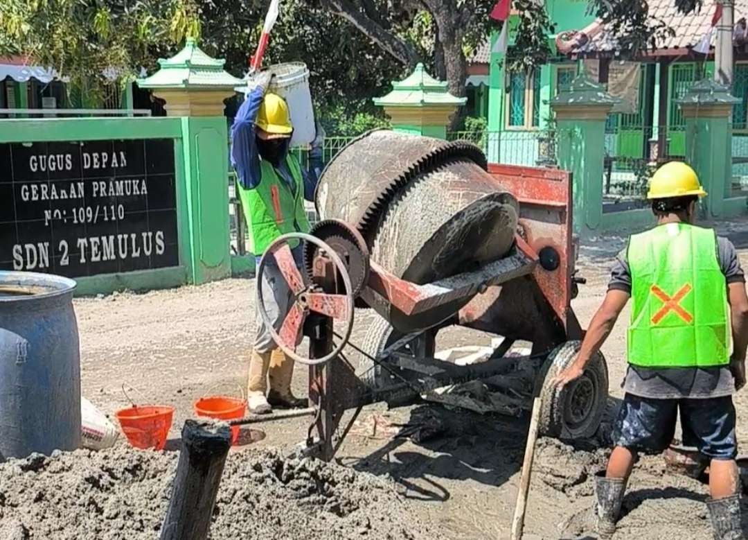 Pekerja di proyek pembangunan jalan ruas jalan kabupaten di Desa Temulus. (Foto: istimewa)