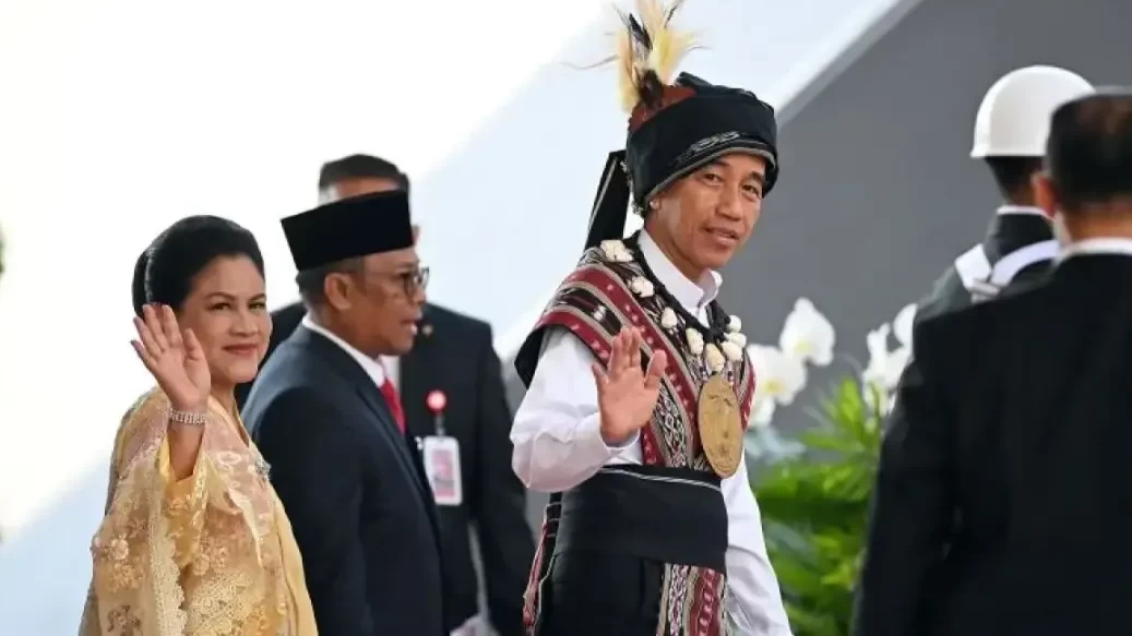 Presiden Joko Widodo dan Ibu Negara Iriana Jokowi menghadiri Sidang Tahunan MPR 2023 mengenakan baju ada Maluku. (Foto: Setpres)