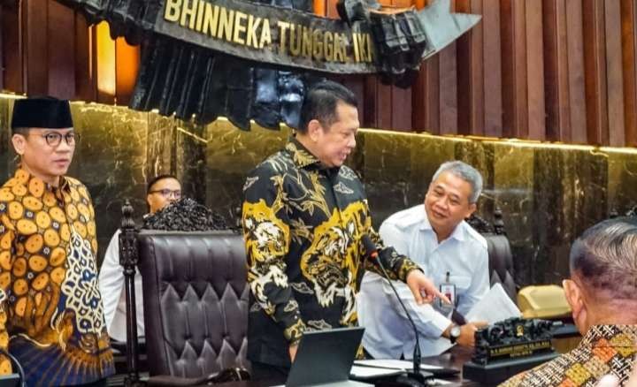 Ketua MPR RI Bambang Soesatyo meninjau persiapan Sidang Tahun MPR RI yang akan digelar hari ini, 16 Agustus 2023. (Foto: Media Center Parlemen)