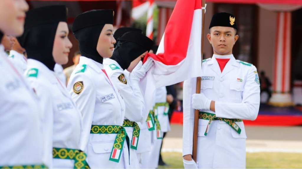 Proses pengukuhan anggota Paskibraka Jawa Timur 2023 di Gedung Negara Grahadi, Surabaya, Rabu 16 Agustus 2023. (Foto: Istimewa)