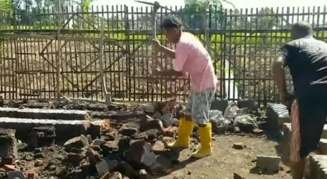 Warga membongkar makam habib palsu di Desa Gerongan, Kecamatan Maron, Kabupaten Probolinggo. (Foto: tangkapan layar video Facebook).
