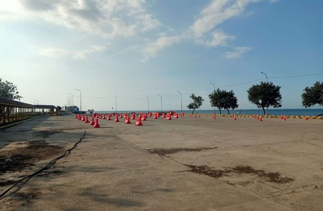 Tempat penampungan kendaraan di pelabuhan Jangkar, Situbondo, tampak kosong tanpa kendaraan. (Foto: Istimewa)