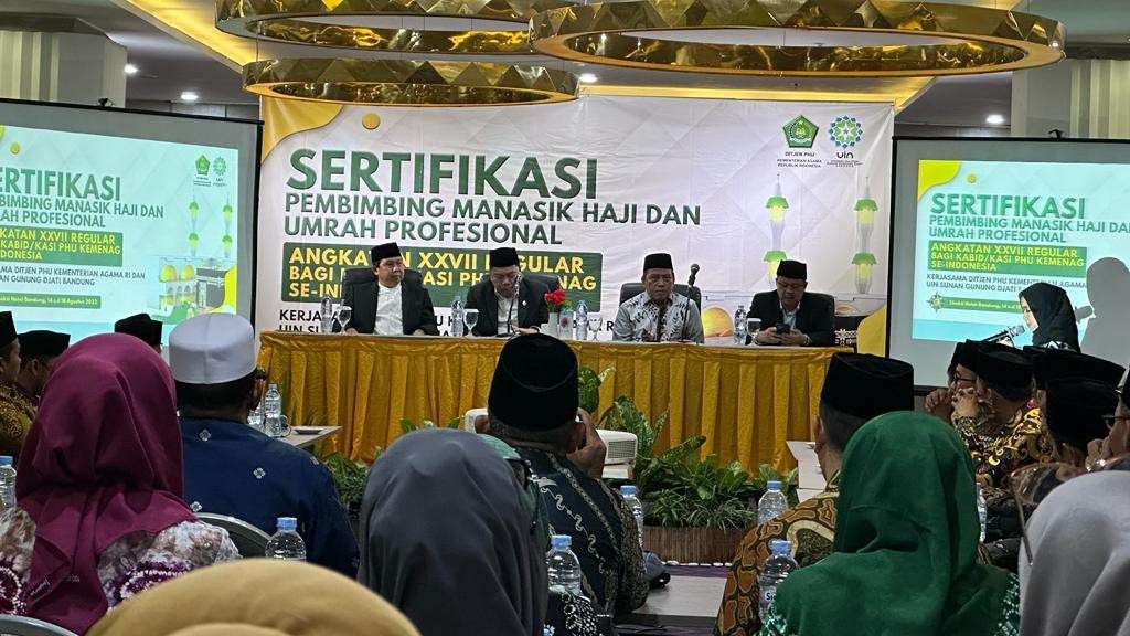 Kemenag RI menyelenggarakan Sertifikasi Pembimbing Manasik Haji dan Umrah Profesional di Bandung. Sertifikasi digelar bekerja sama dengan Universitas Islam Negeri (UIN) Bandung dalam rangka persiapan haji 2024. (Foto: Dok Kemenag)