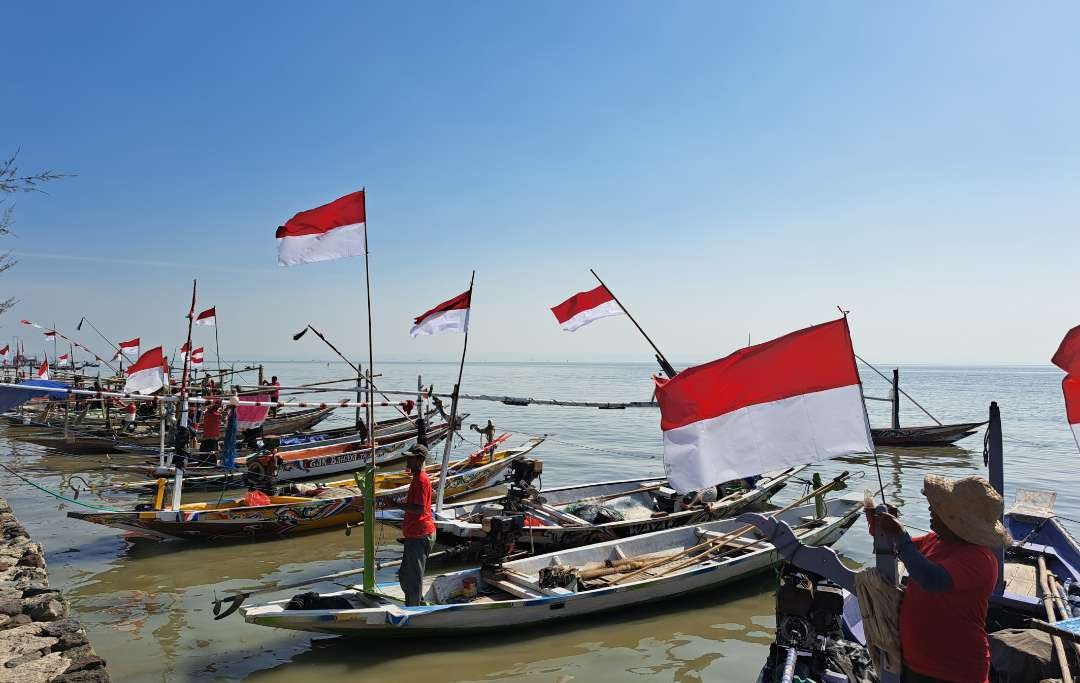 Para nelayan di Surabaya saat mengikuti upacara HUT-RI di atas kapal, ditengah laut. (Foto: Pita Sari/Ngopibareng.id)