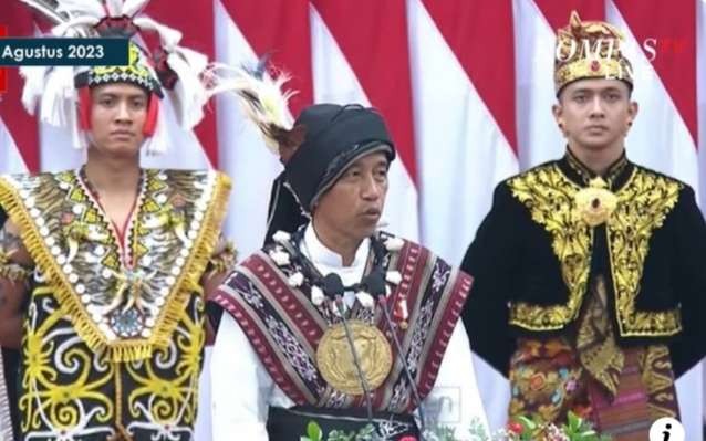 Presiden Jokowi memakai baju adat Tanimbar Maluku. (Foto: Setpres)