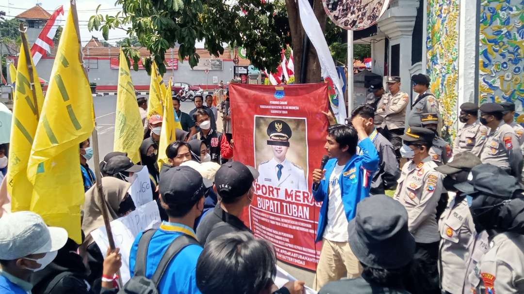 Puluhan mahasiswa dari PC PMII Kabupaten Tuban saat melakukan aksi di depan kantor bupati. (Foto: Khoirul Huda/Ngopibareng.id)