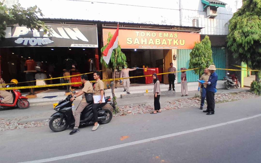 Polisi saat melakukan olah tempat kejadian perkara di Toko Emas (Ahmad Sampurno/ Ngopibareng.id)