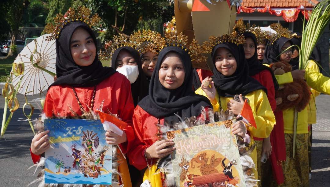 Karnaval siswa SMA Al Hikmah memakai busana adat Sulawesi Selatan. (Foto: Pita Sari/Ngopibareng.id)