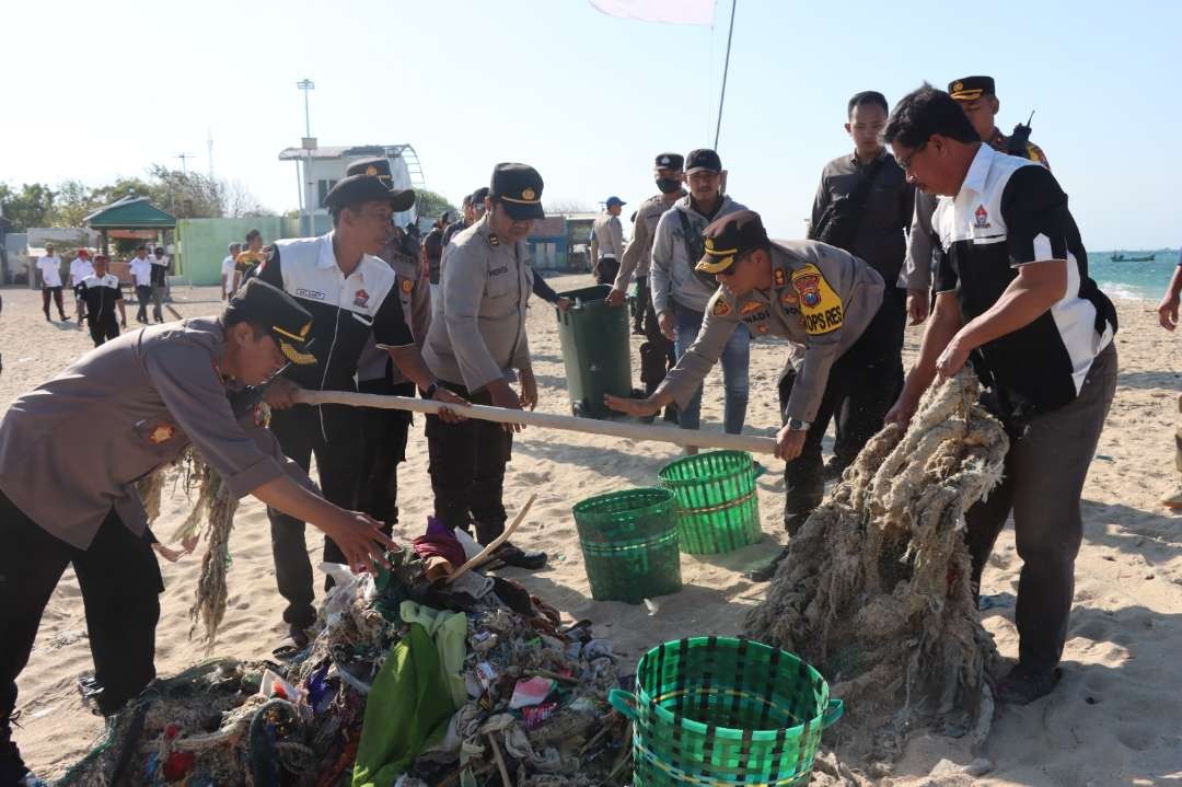 Jajaran Polres Probolinggo Kota dan warga Pulau Giliketapang membersihkan sampah di pantai. (Foto: Humas Polres)