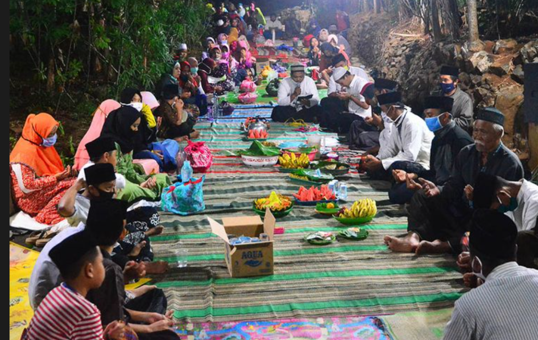 Sejumlah kampung di Jawa Timur lazim mengadakan Barikan, doa bersama di malam 17 Agustus. Umumnya Barikan diadakan di jalan kampung. (Foto: Ant via Kompas)