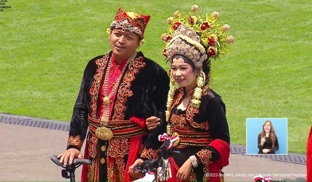 Pakaian adat Pengantin Banyuwangi, Mupus Braen Blambangan dikenakan pasangan M. Koharuddin dan Pipit di Istana Negara, Kamis 17 Agustus 2023. (Foto: YouTube Setpres)