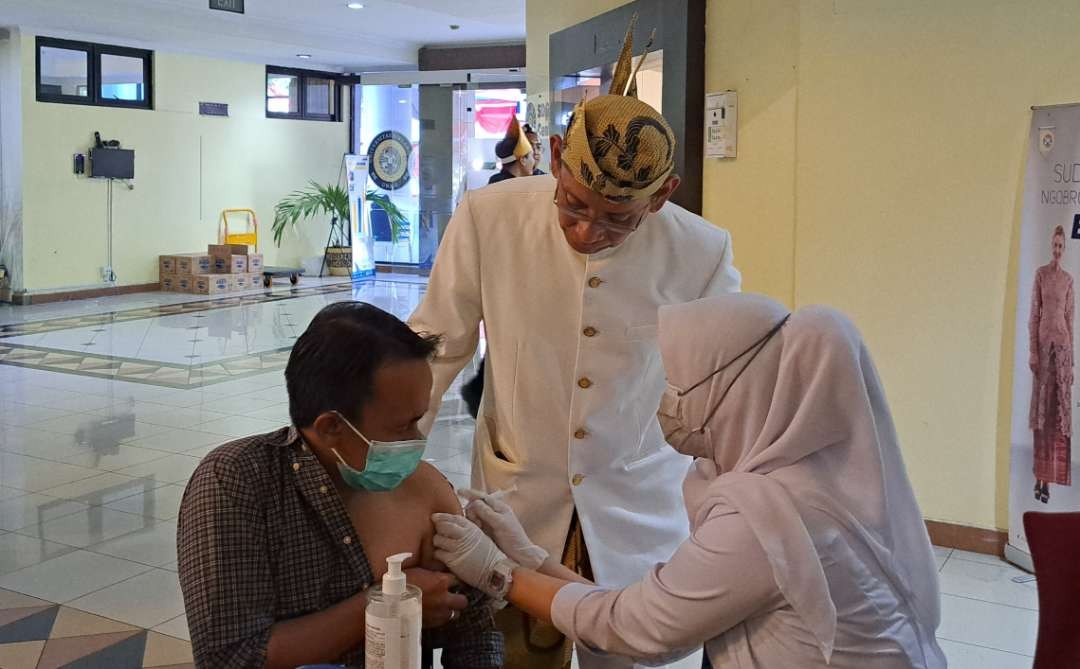 Rektor Unair, Prof Nasih saat melakukan peninjauan penyuntikan vaksin Inavac di Lobby Rektorat Unair. (Foto: Pita Sari/Ngopibareng.id)