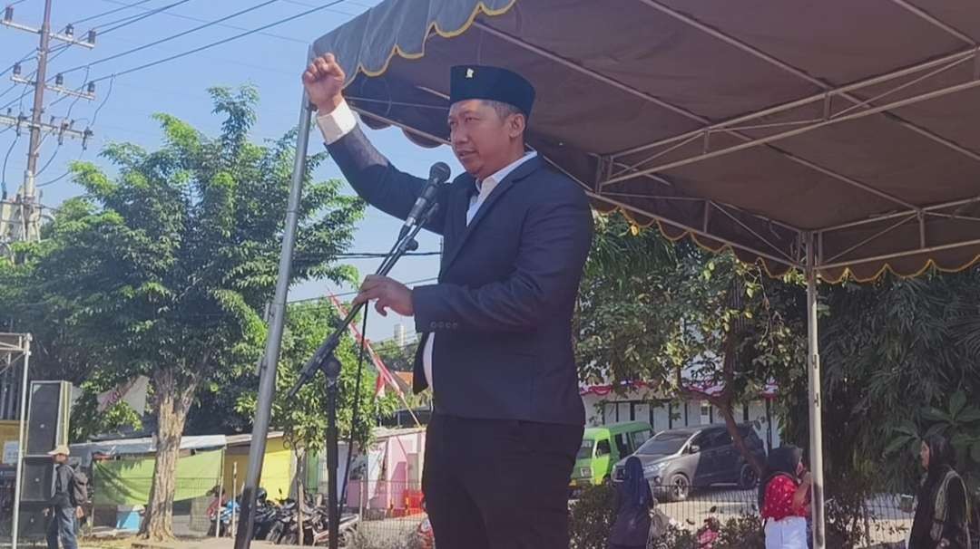 Bakal Calon Legislatif DPRD Kota Surabaya dari Dapil 3 Hariyanto memimpin upacara di Lapangan RW 03, Kelurahan Mulyorejo, Kamis 17 Agustus 2023.  (Foto: Ist)