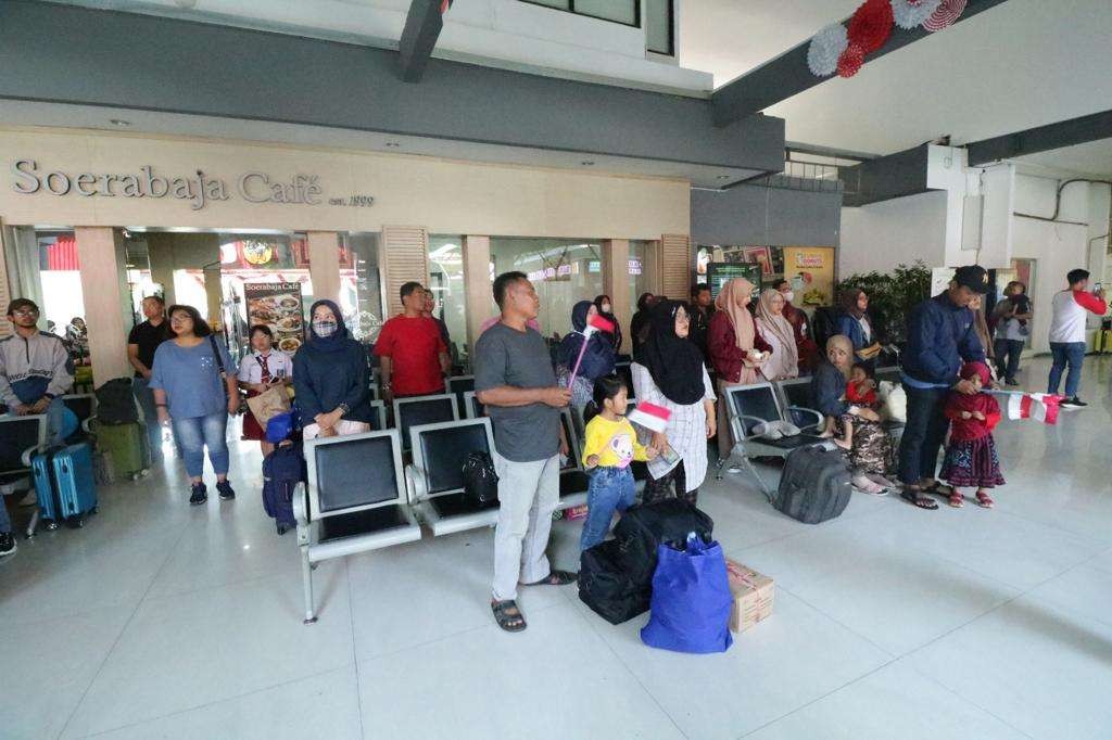Pelanggan KA Daop 8 yang diajak untuk sikap sempurna saat lagu Indonesia Raya dikumandangkan. (Foto: Dok. PT. KAI)