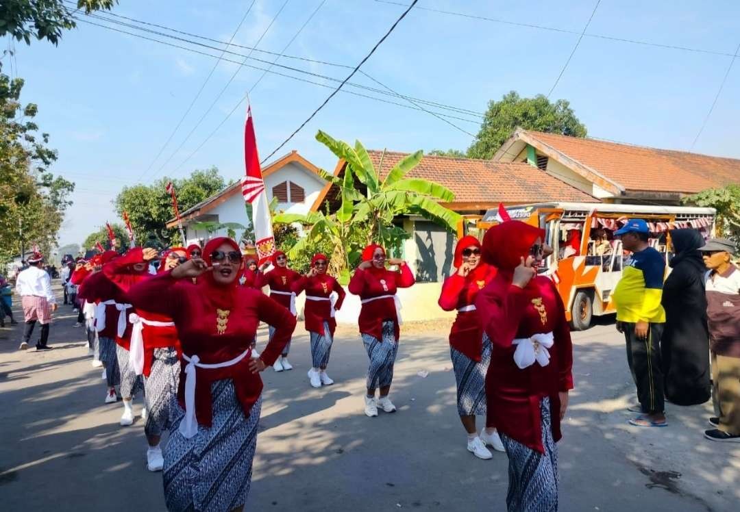 Pawai karnaval di Dusun Gusten Desa Ngastemi, Kecamatan Bangsal, Mojokerto.(Foto Deni Lukmantara/Ngopibareng)