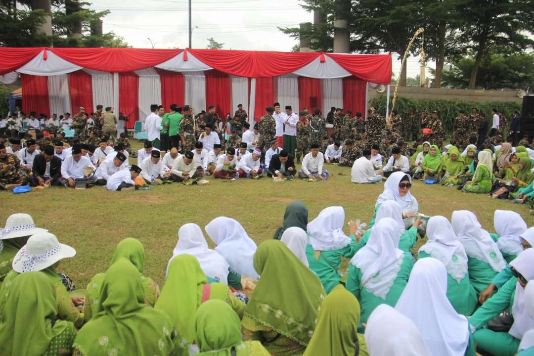Ribuan warga NU Banyuwangi menggelar kenduri kebangsaan di lapangan RTH Kedayunan, Banyuwangi (Foto: Istimewa)