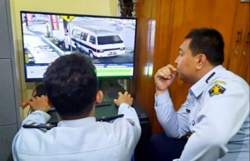 Kepala Rutan Kelas IIB Situbondo Rudi Kristiawan mengamati rekaman CCTV orang tak dikenal berupaya menyelundupkan dengan melempar bungkusan okerbaya dari luar rutan.(Foto: Humas Rutan Situbondo)