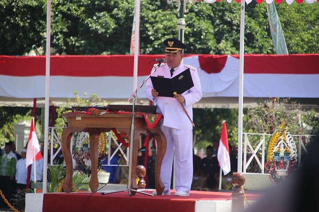Bupati Blora Arief Rohman membacakan sambutan Gubernur Jawa Tengah, Ganjar Pranowo, dalam upacara HUT ke-78 RI. (Foto: Dinkominfo Blora)